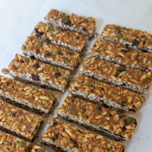 healthy homemade granola bars with no refined sugar
